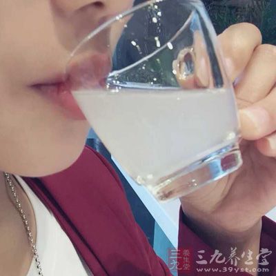 如果活動量大,出汗多,則相應增加喝水量,及時補水 如果活動量大,出汗多,則相應增加喝水量,及時補水