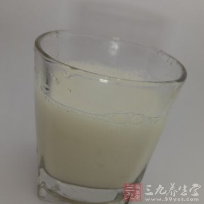 因為牛奶和啤酒一樣,可以引起胃酸的大量分泌 因為牛奶和啤酒一樣,可以引起胃酸的大量分泌