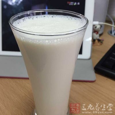 晚上喝牛奶易消化不良 晚上喝牛奶易消化不良