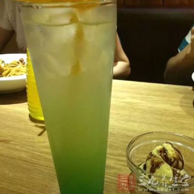 尤其是在悶熱的夏季,冰爽刺激的冷飲就成為很多女性唯一的解渴降暑食物 尤其是在悶熱的夏季,冰爽刺激的冷飲就成為很多女性唯一的解渴降暑食物