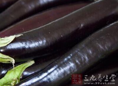 茄子的細胞間隙較大，本身的性質也讓它更加吸油