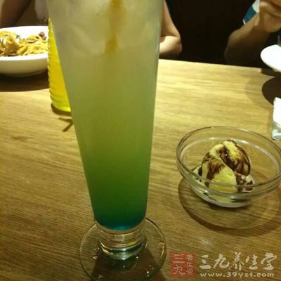 此時喝上半瓶冷飲，人倒是舒服了，但是可害苦了您的胃