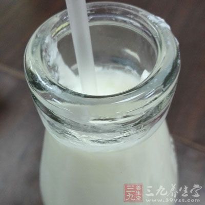 牛奶對於人的睡眠來說也有很大的幫助