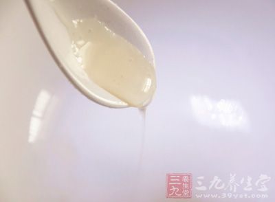 很多人都會在感冒的時候喝蜂蜜水 很多人都會在感冒的時候喝蜂蜜水