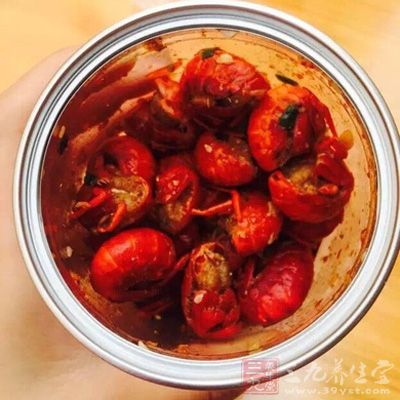 小龍蝦一斤,香芹一小把 小龍蝦一斤,香芹一小把