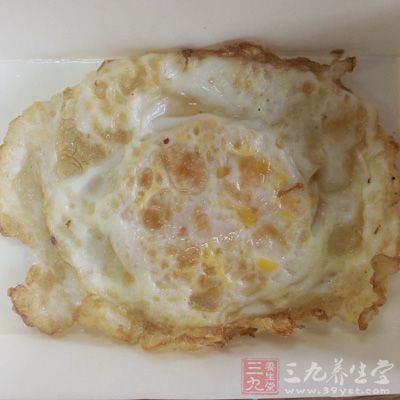 油煎雞蛋過老，邊緣會被烤焦
