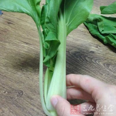 飲食以新鮮的青菜為主,洋白菜,油麥草,生菜等青菜可以幫助皮膚補水 飲食以新鮮的青菜為主,洋白菜,油麥草,生菜等青菜可以幫助皮膚補水