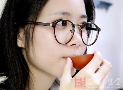酒,在中國的傳統文化當中一直占據這 比較重要的地位 酒,在中國的傳統文化當中一直占據這 比較重要的地位