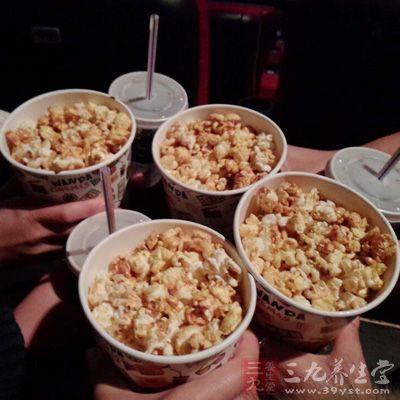 爆米花作為一種膨化食品，非常受到青少年的歡迎