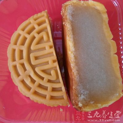 月餅是用面粉、油、糖和果仁等配料精制,並經過焙烤的糕點 月餅是用面粉、油、糖和果仁等配料精制,並經過焙烤的糕點