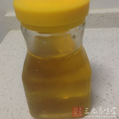 蜂蜜可室溫下保存,放入冰箱後由於低溫會促使食品結晶析出糖分 蜂蜜可室溫下保存,放入冰箱後由於低溫會促使食品結晶析出糖分
