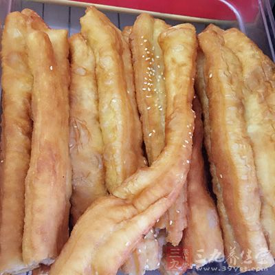 油條和豆漿可以算是生活中非常經典的一款搭配了