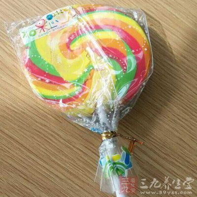 吃糖過多可影響體內脂肪的消耗,造成脂肪堆積;吃糖過多,還可以影響鈣質代謝 吃糖過多可影響體內脂肪的消耗,造成脂肪堆積;吃糖過多,還可以影響鈣質代謝