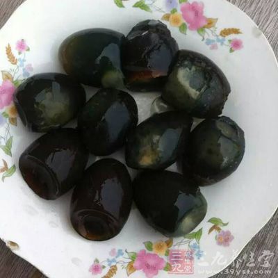 皮蛋3個、二尖條青椒4根、生抽、麻油、味精 皮蛋3個、二尖條青椒4根、生抽、麻油、味精