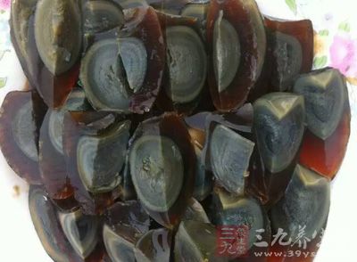 甲魚是不能和松花蛋同吃的,因為皮蛋中含有大量的無鉛,它會影響到甲魚的原有營養價值 甲魚是不能和松花蛋同吃的,因為皮蛋中含有大量的無鉛,它會影響到甲魚的原有營養價值