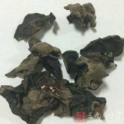 優質黑木木耳耳呈深黑色,耳瓣略展,朵面烏黑有光澤,耳背呈暗灰色,無結塊 優質黑木木耳耳呈深黑色,耳瓣略展,朵面烏黑有光澤,耳背呈暗灰色,無結塊