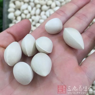 一些不法商販在漂白開心果時會用工業硫磺熏蒸或是用工業雙氧水漂白 一些不法商販在漂白開心果時會用工業硫磺熏蒸或是用工業雙氧水漂白