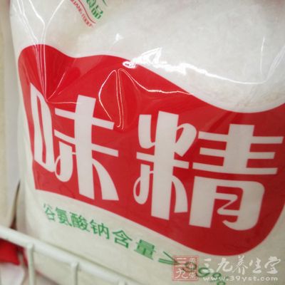 很多人都喜歡在炒菜火候最旺的時候放點味精