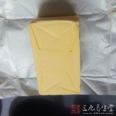 天然黃油是從牛奶或者是奶油中提取出來的淡黃色的固體油脂