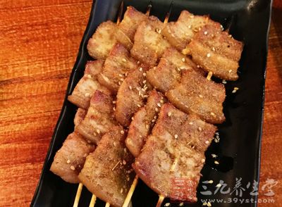食物的熏制、燒烤、腌制不當，烤焦或者烤煳的食物，都會產生亞硝酸鹽