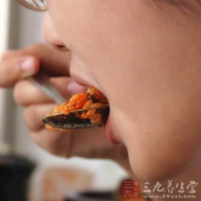 暴飲暴食會給我們的腸胃帶來極大的負擔 暴飲暴食會給我們的腸胃帶來極大的負擔