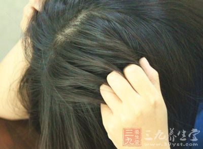 患者可出現頻繁打哈欠、出冷汗、流鼻涕，甚至焦躁不安等症狀