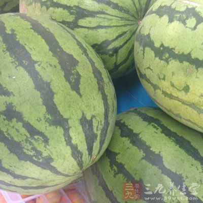 吃西瓜就相當於服用清裡熱的藥物，會引邪入裡，使感冒加重或延長治愈的時間