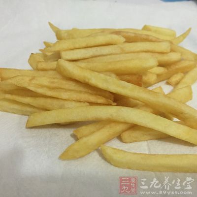 油炸食品熱量高,含有較高的油脂和氧化物質,經常進食易導致肥胖 油炸食品熱量高,含有較高的油脂和氧化物質,經常進食易導致肥胖