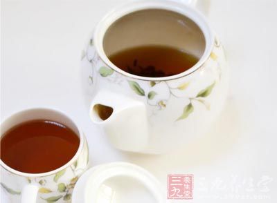 小葫仙給完顏的母親倒茶