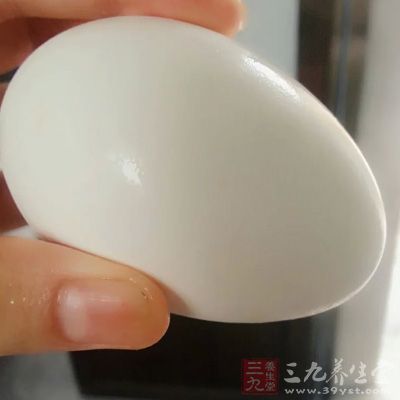 白色羽毛的雞實際上是雞在進化過程中產生的白化雞 白色羽毛的雞實際上是雞在進化過程中產生的白化雞