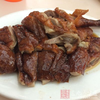 油膩的食物指的是含有較高的脂肪和膽固醇的食物 油膩的食物指的是含有較高的脂肪和膽固醇的食物