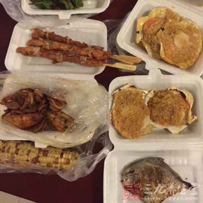 在吃夜宵時吃大量的肉、蛋、奶等高蛋白食品,會使尿中的鈣量增加 在吃夜宵時吃大量的肉、蛋、奶等高蛋白食品,會使尿中的鈣量增加