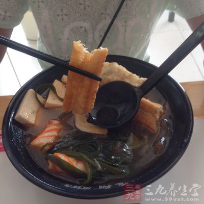 經常吃麻辣燙很容易引發腸胃方面的疾病 經常吃麻辣燙很容易引發腸胃方面的疾病