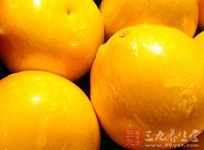 水涼了把柚子皮擠干水,放在盆裡待用 水涼了把柚子皮擠干水,放在盆裡待用