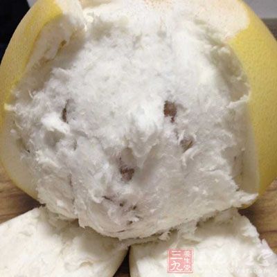把外面的表皮削去,注意要把全部青色的都削去 把外面的表皮削去,注意要把全部青色的都削去
