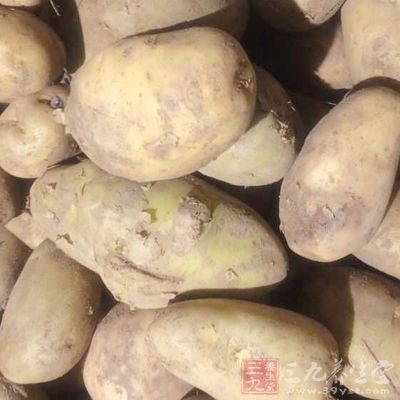 土豆用文火炖煮，才能均勻地熟爛