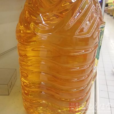 放入油，下蔥、姜、花椒