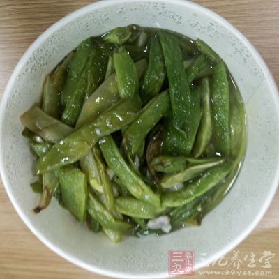 很多人在炒四季豆時都沒有炒熟,就直接食用 很多人在炒四季豆時都沒有炒熟,就直接食用