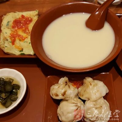 豆漿的性質屬於平性的，它富含非常多的營養物質