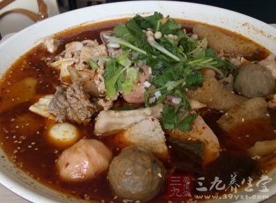 在進食的時候“挑食”，光吃菜，對米飯熟視無睹