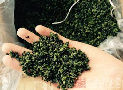 其實,剛采摘下來的茶葉含有活性較強的生物鹼、鞣酸等物質 其實,剛采摘下來的茶葉含有活性較強的生物鹼、鞣酸等物質