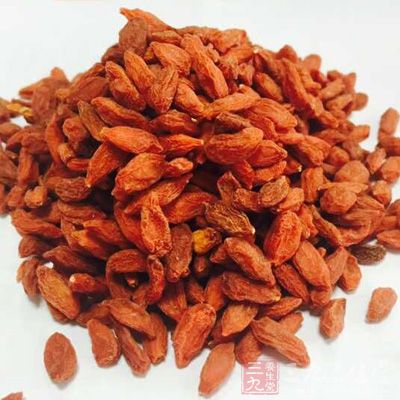 枸杞子適量，冰糖60g