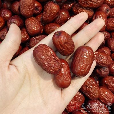 准備好適量的大紅棗 准備好適量的大紅棗