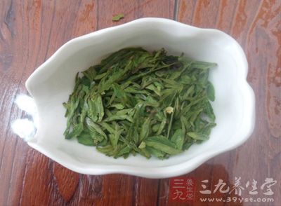 由於新茶存放時間短，含有較多的未經氧化的多酚類、醛類及醇類等物質，對人的胃腸黏膜有較強的刺激作用