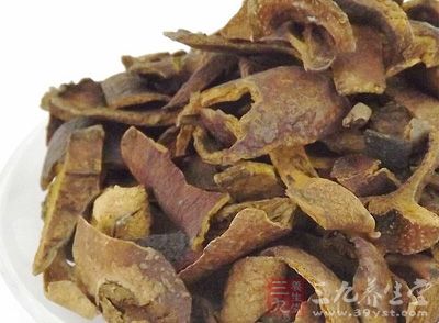 石榴皮鹼中毒時，能引起發熱、頭暈、視物模糊、蟻走感、惡心、嘔吐