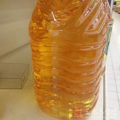 塗上茶油，可以有效的防止寶寶的皮膚被尿、汗腌漬