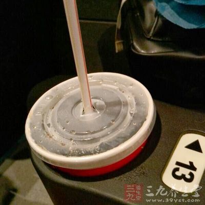 碳酸飲料的消費人群在16-25歲 碳酸飲料的消費人群在16-25歲