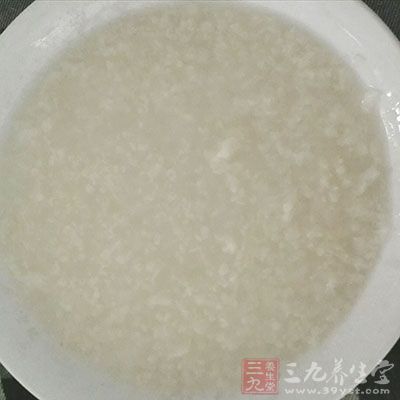 先以粳米100g和砂糖適量煮粥,待粥成時,調入川貝母粉末5~10g 先以粳米100g和砂糖適量煮粥,待粥成時,調入川貝母粉末5~10g