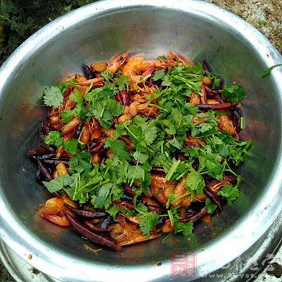 辛辣之品刺激大,而且容易化熱傷津,故肺炎患兒在膳食中不宜加入辣油、胡椒及辛辣調味品 辛辣之品刺激大,而且容易化熱傷津,故肺炎患兒在膳食中不宜加入辣油、胡椒及辛辣調味品