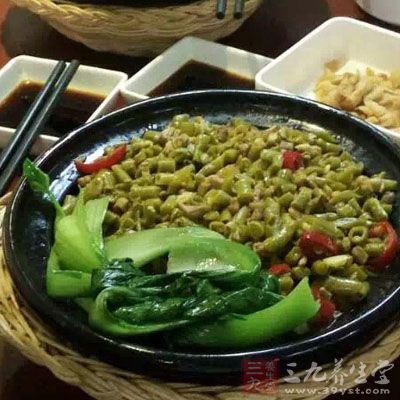 小葫仙用眼神示意女孩吃青菜